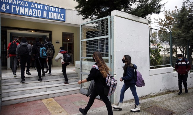 Гърция реши: Затвор за родители антиваксъри, които не пращат децата си на училище