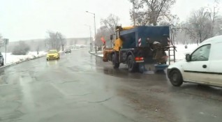 Градският транспорт в София се движи при зимни условия и