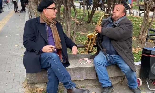 Уличен музикант впечатли Анди Гарсия в центъра на София