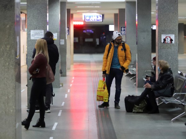 Множество сигнали за спящи бездомници в чакалнията на Централна гара