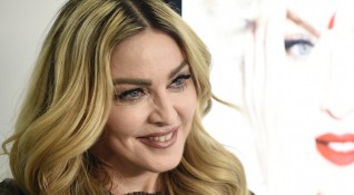 Коледното настроение е завладяло и Мадона 63 годишната певица реши да се