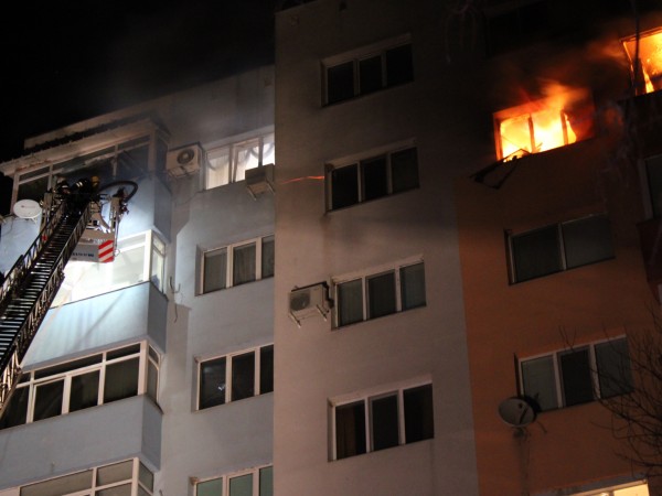 Двама души загинаха при пожара в блок в благоевградския квартал