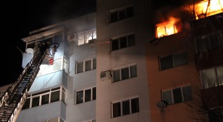 Двама души загинаха при пожара в блок в благоевградския квартал