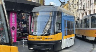 Трамвай блъсна линейка в София Инцидентът е станал на кръстовището