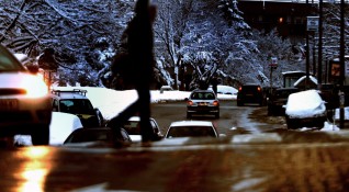 Силен сняг предизвика хаос в Сърбия като затрудни пътното движение