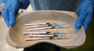 Големи опашки се наблюдават пред ваксинационните центрове във Великобритания за
