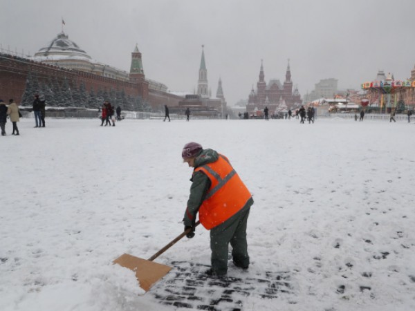 Силен снеговалеж в Москва отмени или забави повече от 30