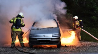 Пожар е избухнал на територията на автокъща в Сливен и