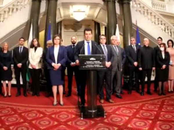 България вече има нов редовен кабинет. Но стабилна ли ще