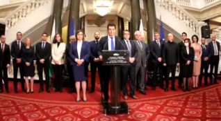 България вече има нов редовен кабинет Но стабилна ли ще