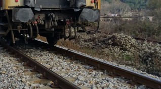 Товарен влак дерайлира в Мездра и спря движението през гарата