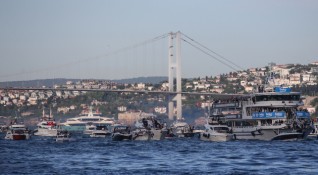Проливът Босфора е затворен за движение на кораби в двете