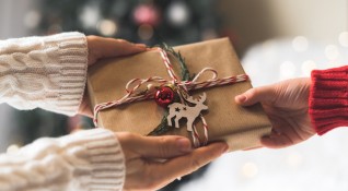 Подготовката за Коледа включва и купуване на много подаръци Всеки
