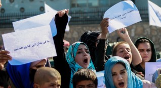 Група жени излязоха на протест в Кабул на фона на