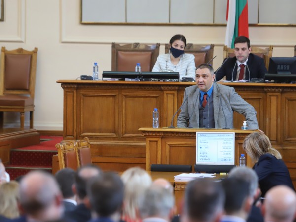 Първи отпор на премиера Кирил Петков се появи в парламента