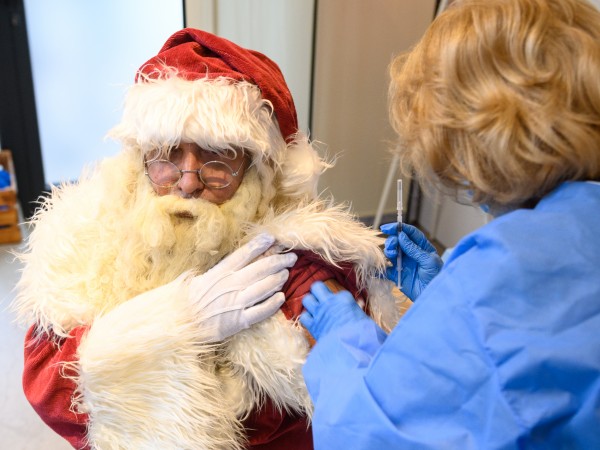Самият Дядо Коледа беше сред първите ваксинирани в новия ваксинационен