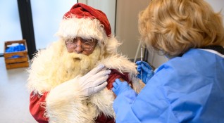 Самият Дядо Коледа беше сред първите ваксинирани в новия ваксинационен