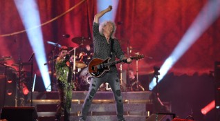 Китаристът на група Queen Брайън Мей е дал положителен тест