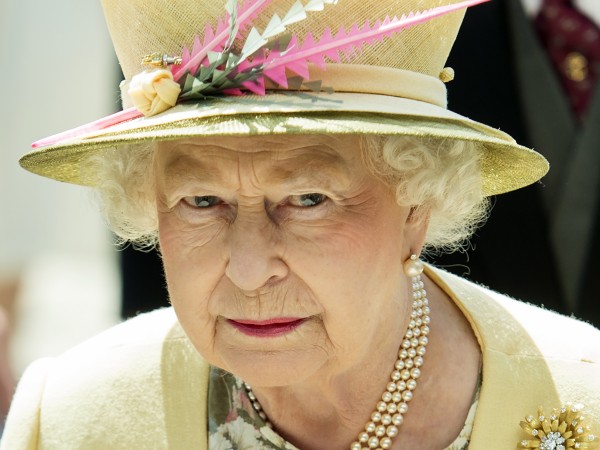За държавния глава на Обединеното кралство - Кралица Елизабет Втора,