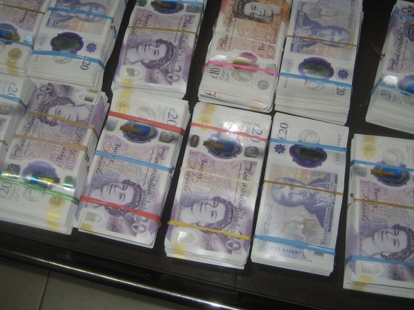 Митничари открили 90 000 недекларирани британски лири при две проверки