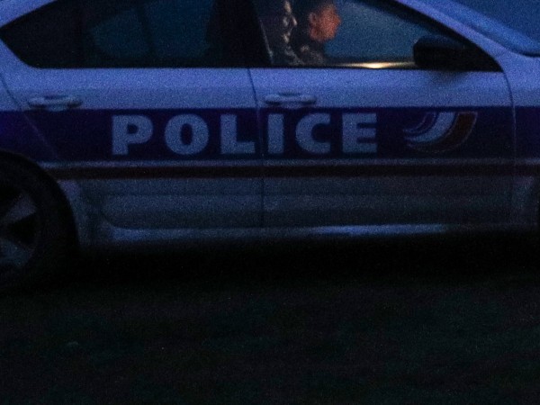 Правоохранителните органи задържаха в Париж мъжът, който снощи взе две