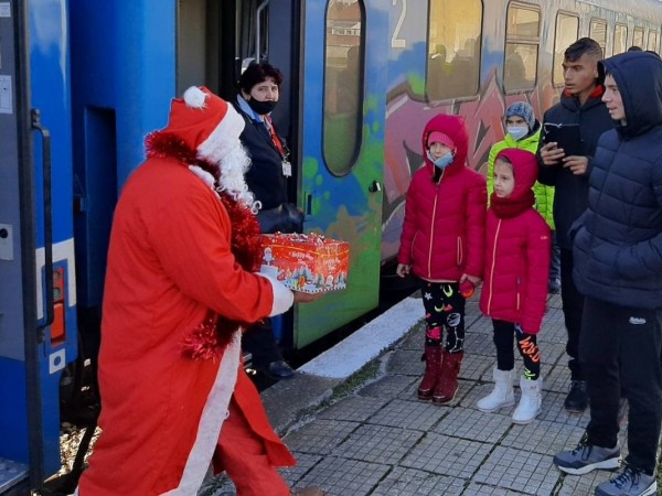 Дядо Коледа пътува днес с влак от Плевен до Роман,