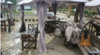 Десет хотела са засегнати от придошлите води на река Канина