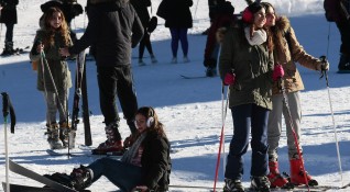 Гръцките туристи потеглиха за ски курортите в България а българските