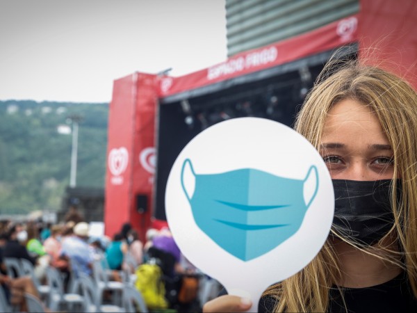 Испания въвежда задължително носенето на маски на открито, докато внимателно