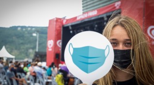 Испания въвежда задължително носенето на маски на открито докато внимателно
