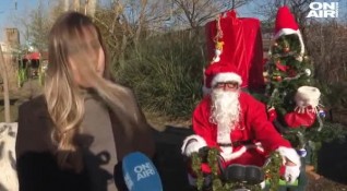 Дядо Коледа посети зоопарка в Бургас и раздаде подаръци на