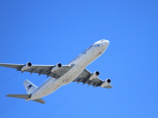 Комерсиалните авиокомпании по света отмениха повече от 4500 полета през