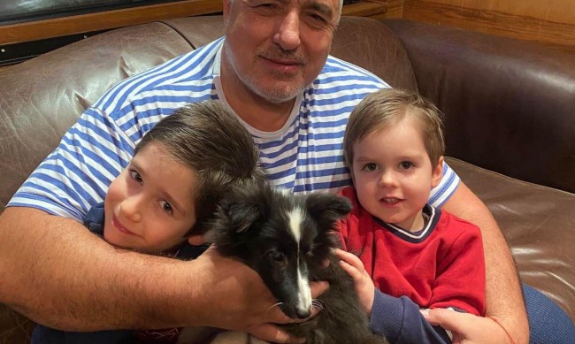 За Коледа Борисов подари на внуците кученце 
