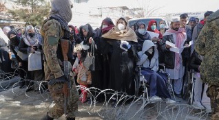Талибанските власти в Афганистан забраниха на жените да пътуват на