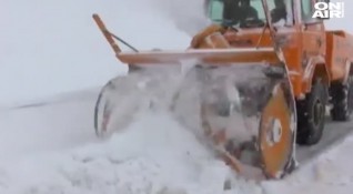 Обилен снеговалеж затвори десетки пътища в Източна и Северна Турция Най малко