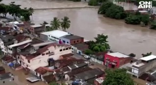 Огромно наводнение стана в Бразилия след като стените на два