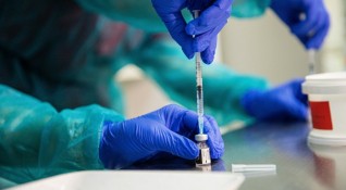 България трябва да поръча от новата конвенционална ваксина Новавакс която