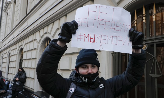 ЕС сериозно обезпокоен от закриването на „Мемориал“ в Русия