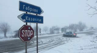 Сняг продължава да вали на старопланинските проходи Шипка и Проход