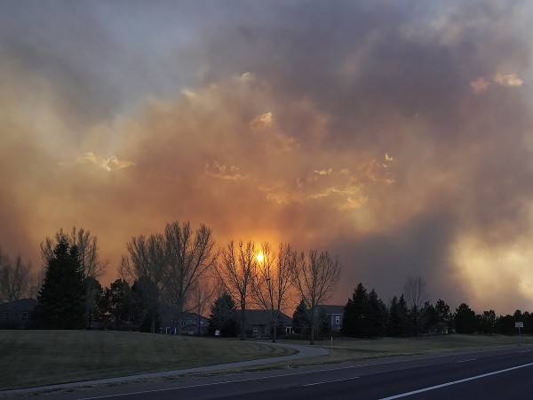 Опустошителен пожар гори в американския щат Колорадо. Пламъците бушуват между