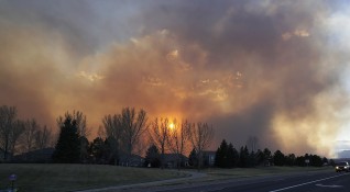 Опустошителен пожар гори в американския щат Колорадо Пламъците бушуват между