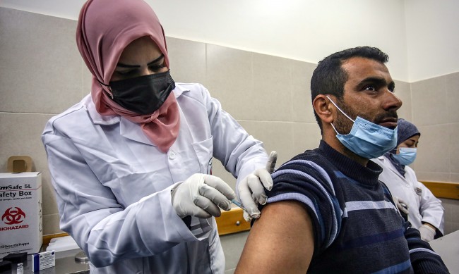 Излизането от ОАЕ е само след ваксинация срещу COVID 