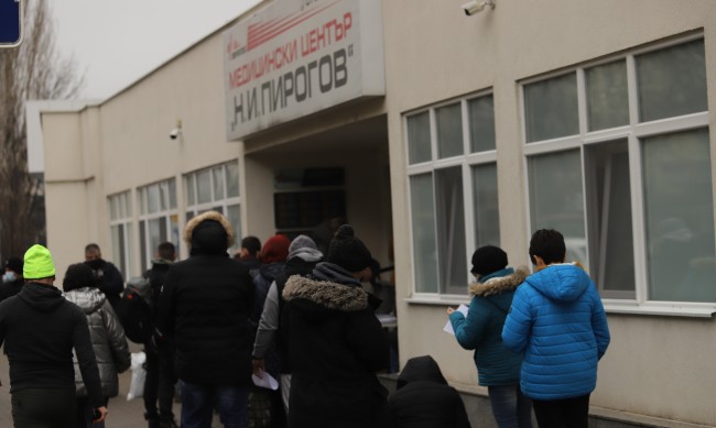 Ваксинационни пунктове в София и в още 16 области работят днес 