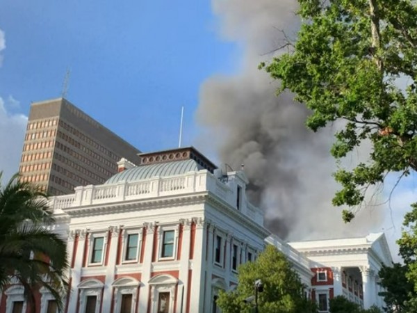 Голям пожар избухна тази сутрин в южноафриканския парламент в Кейптаун.