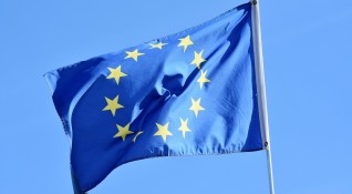 Голямо знаме на Европейския съюз издигнато на Триумфалната арка в