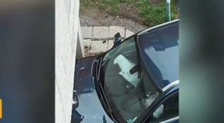 Kола се заби в балкона на жилищен блок в квартал