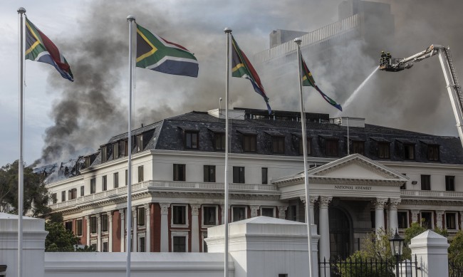 Овладяха бушувалия 2 дни пожар в парламента на Южна Африка