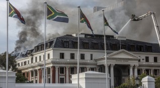 Бушувалият два дни пожар в парламента на Република Южна Африка