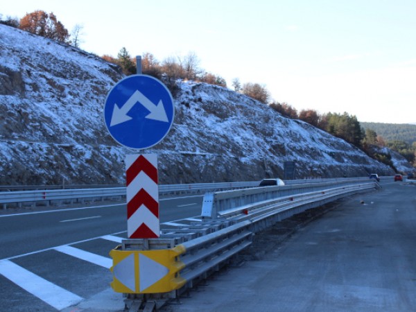 Поставена е нова сигнализация на 31-ви км на автомагистрала „Струма“,