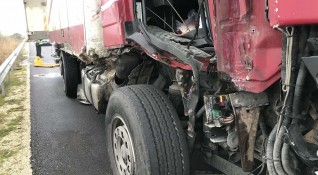 Шофьор на камион е загинал при челен удар с автобус